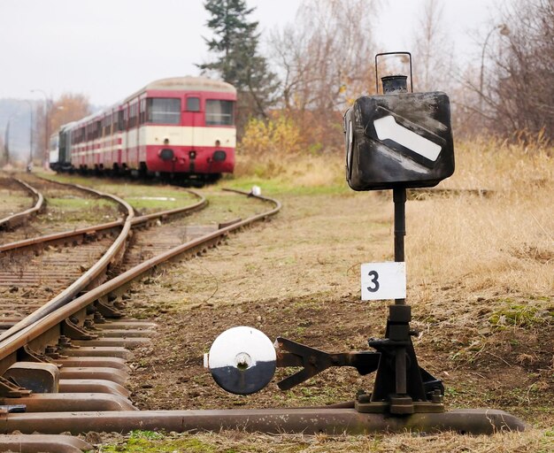 Foto trein op spoor midden in het veld