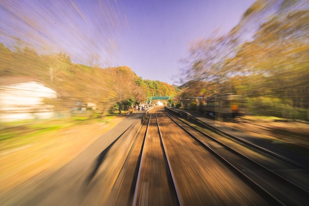 Trein op spoor tegen de lucht