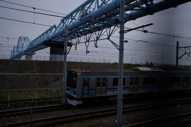 Foto trein op spoor tegen de lucht