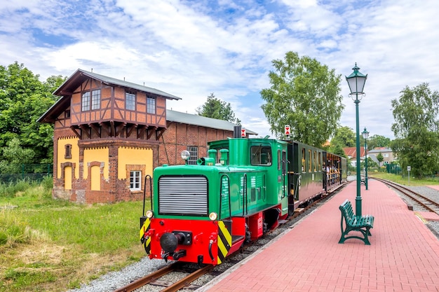 Foto trein op spoor tegen de lucht