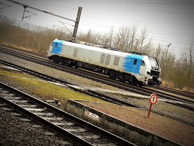 Foto trein op spoor tegen de lucht