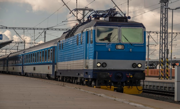 Trein op spoor tegen de lucht
