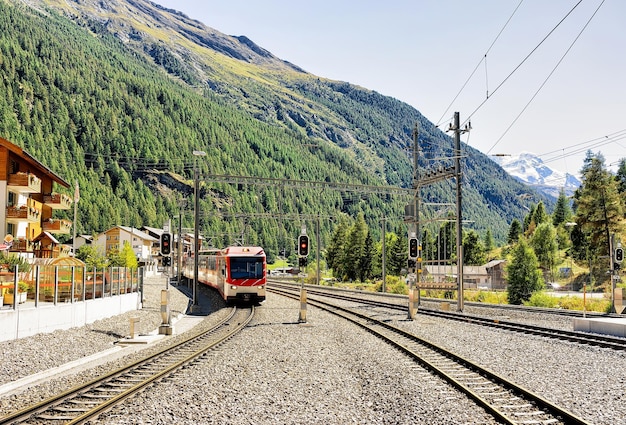 Trein op treinstation in Zermatt, kanton Wallis, Zwitserland.