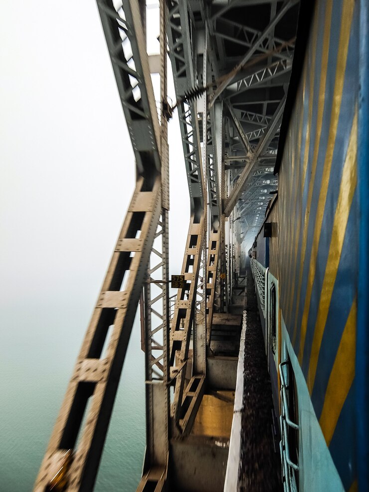 Foto trein over de spoorbrug over de godavari-rivier rajahmundry india mistige ochtendweergave