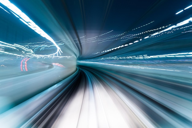 Trein rijdt in Tunnel