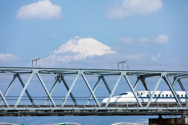 Trein spoor shinkansen op fuji berg achtergrond