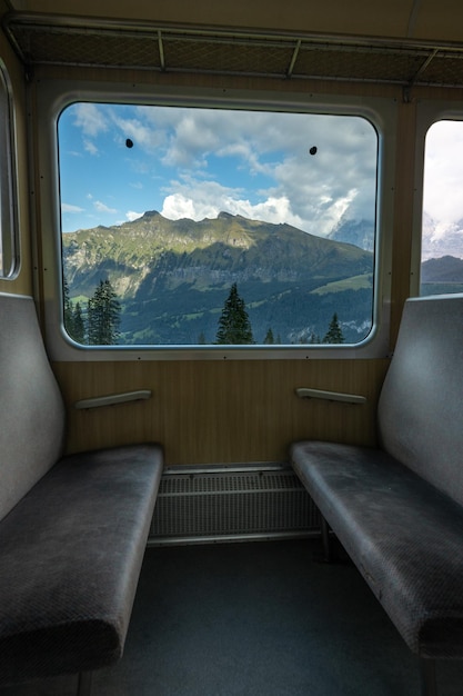 Trein van binnenuit met zicht op het landschap