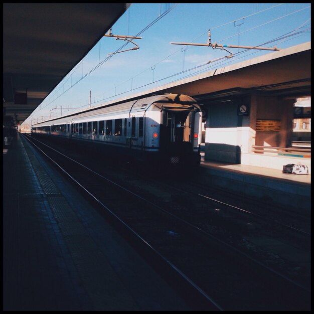 Foto trein vertrekt van het station