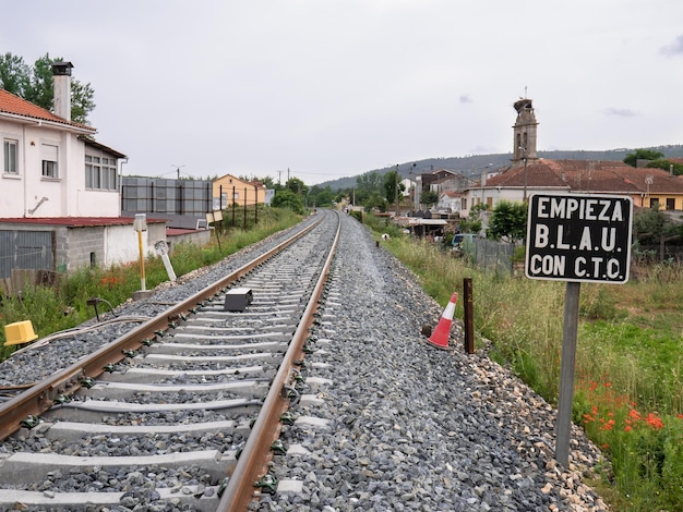 Treinspoor bij de uitgang van Monforte de Lemos richting Lugo en een bord naast de rails dat aangeeft quotBLAU enkelsporige automatische vrijgaveblokkade begint met CTC gecentraliseerde verkeersleidingquot