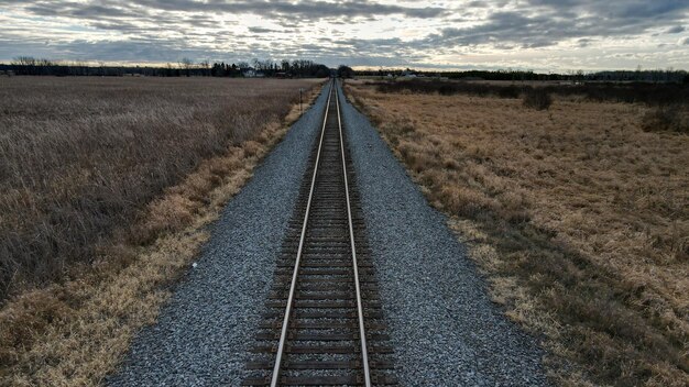 Foto treinsporen lopen grote afstanden en verdwijnen.