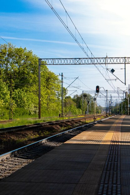 Treinstation De weg voorwaarts spoorweg voor trein Lege spoorlijn voor locomotief Transportsysteem Natuur achtergrond rond reizen