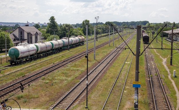 Treinstations met rijtuigen en spoorbanen en treinen, transportsysteem. de weg vooruit is de spoorlijn. de moderne spoorweginfrastructuur werd gereconstrueerd.