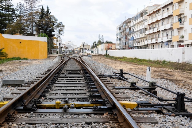 Treinstationsporen in de stad Olhao