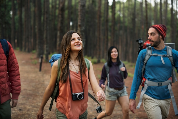 Concetto di campeggiatore di amicizia di felicità di camminata di viaggio