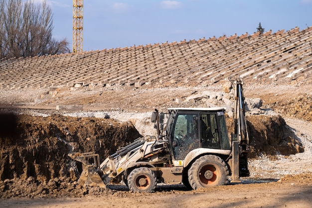 Trekker aan de bouw van een nieuw stadion. Zware industriële machines bouwen moderne arena.