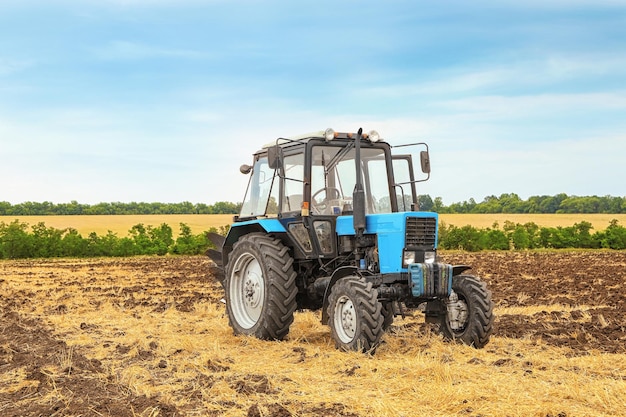 Trekker in het veld na de oogst