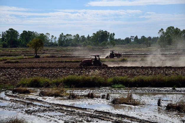 Trekker is boeren in het boerenlandschap