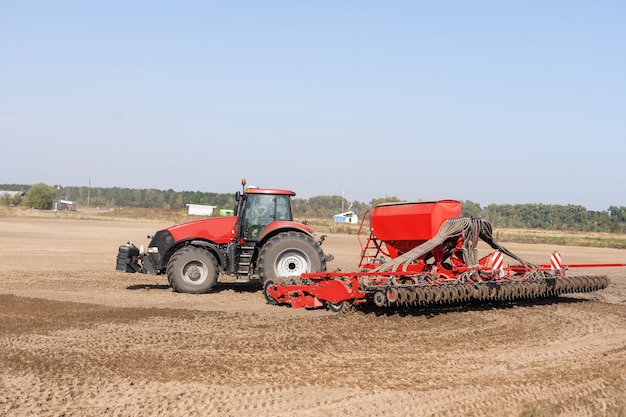 Trekker op een boerenveld