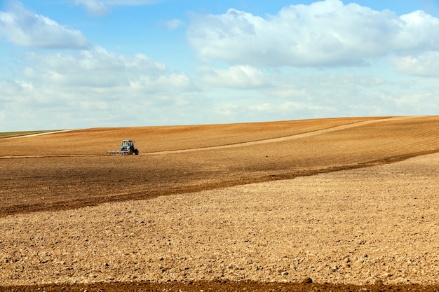 Trekker ploegen veld