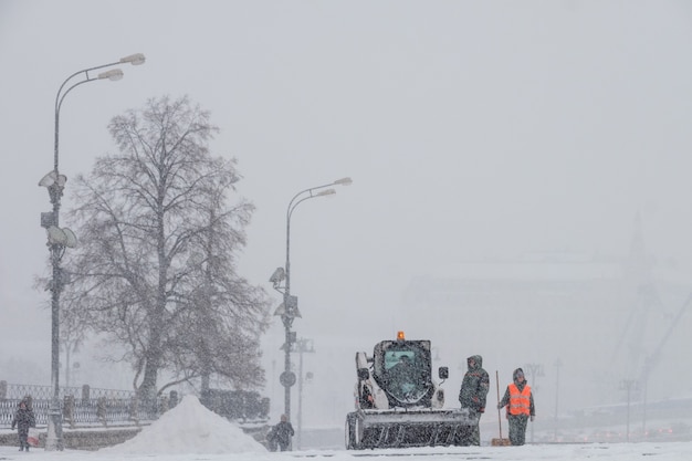 Trekker ruimt sneeuw op Vasilyevsky Spusk