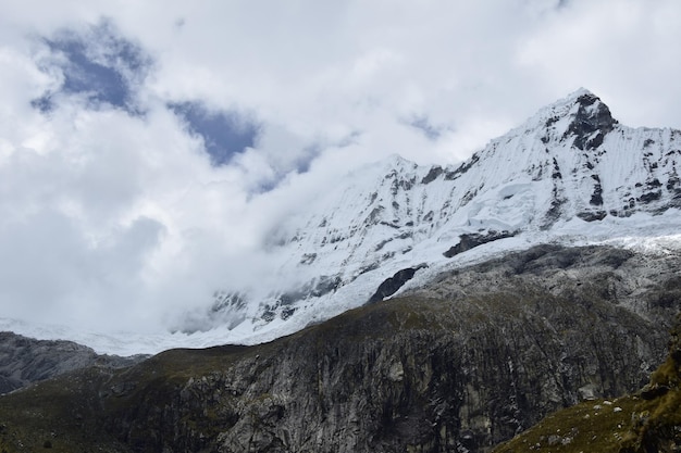 Trekking in Laguna 69 Besneeuwde bergen op weg naar de lagune 69 Peru