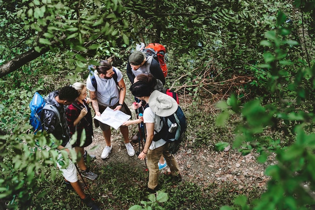 Trekking samen in een bos