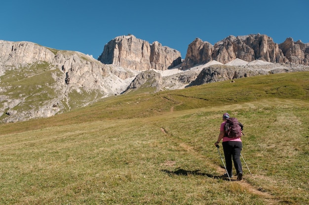 Photo trekking sass pordoi - alto adige sudtirol - italy