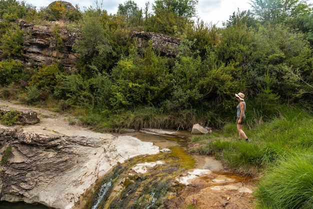 Trekking tra i villaggi di las latas a larrede vicino a sabinanigo vicino a una cascata dei pirenei