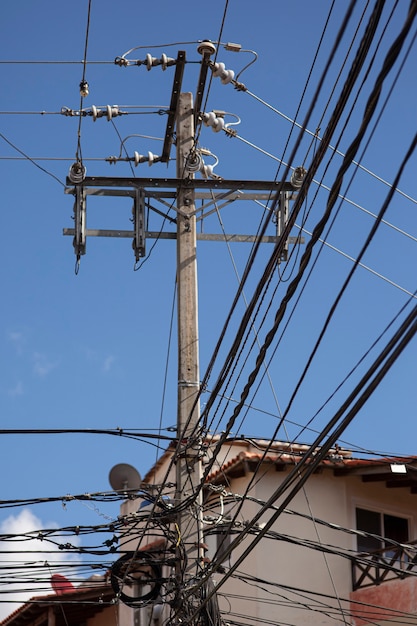 Trellis met elektrische kabels onveilig in Dominicaanse Republiek