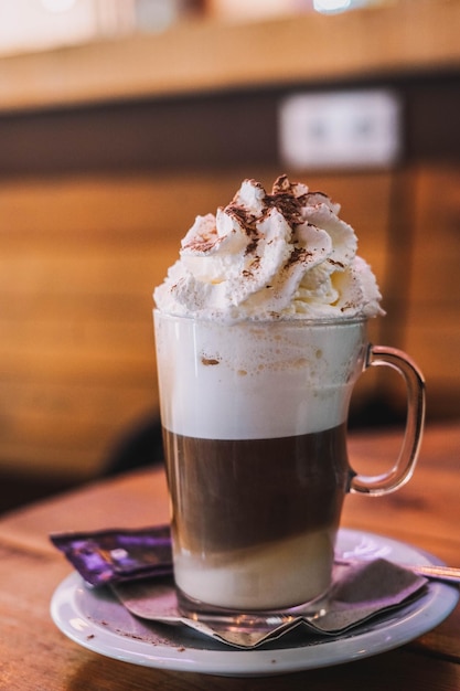 Foto cappuccino all'italiana con panna