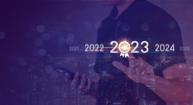 仮想2023年図のラップトップを使用する2023人のビジネス投資家の傾向2022年から2023年へのビジネストレンドの変化戦略投資事業計画と新年のコンセプト