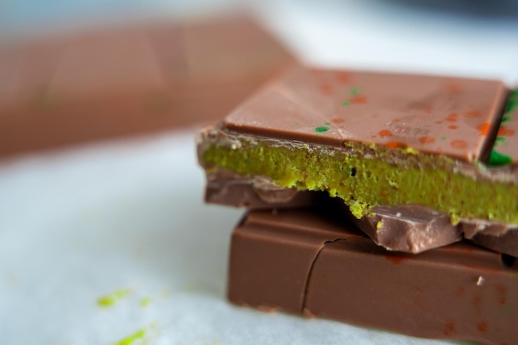 trend-dubai-chocolate-with-pistachio-paste-kataifi-dough-confectionery-handmade-sweets-home_157912-8503.jpg?uid=R182350357&ga=GA1.1.811252693.1744599237&semt=ais_hybrid&w=740