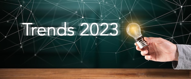 Trends 2023 en gloeilamp in de hand