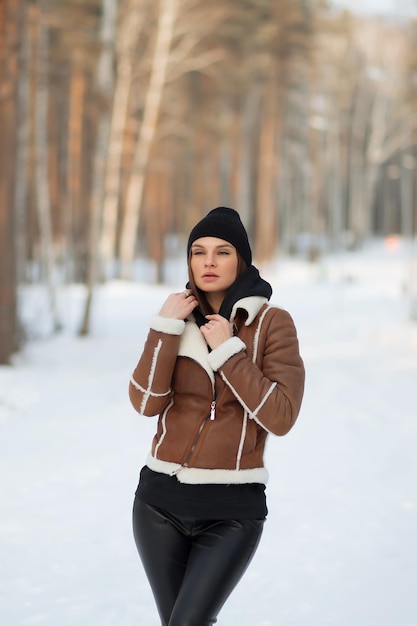 Trendy brunette in stijlvol winterjack