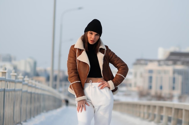 Trendy brunette in stijlvol winterjack