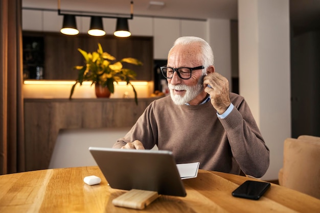 Photo a trendy contemporary older executive is preparing for conference call with his team