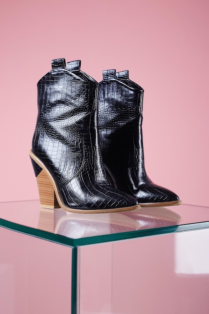 Trendy dameslaarzen vrouw zwarte laarzen op glas