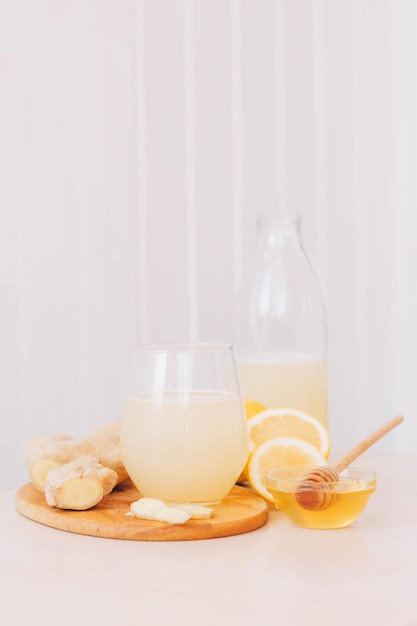 Trendy drankje gemaakt van verse citroen-gemberwortelhoning in glas Antioxidant gezondheidsdrank vitamines
