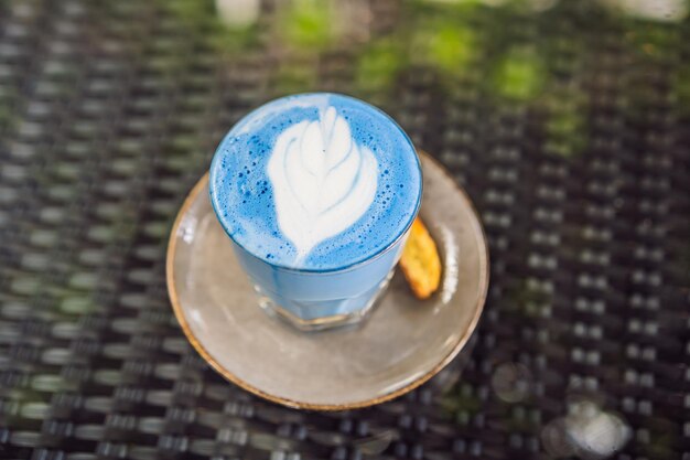 Foto bevanda alla moda latte blu vista superiore di latte di pisello farfalla caldo o latte di spirulina blu su sfondo grigio a consistenza copia lo spazio per il testo