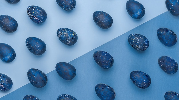 사진 그라디언트 효과와 함께 올해 클래식 블루 색상의 유행 부활절 달걀 패턴입니다.