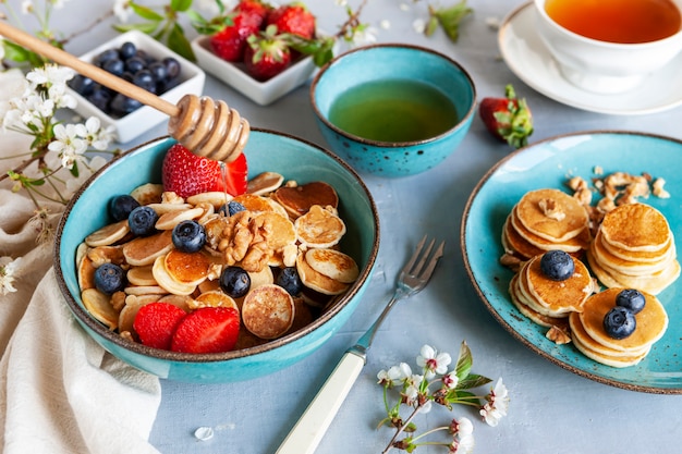 Trendy eten - kleine pannenkoeken. Poffertjes, Little Dutch pannenkoeken. Ontbijt voor kinderen