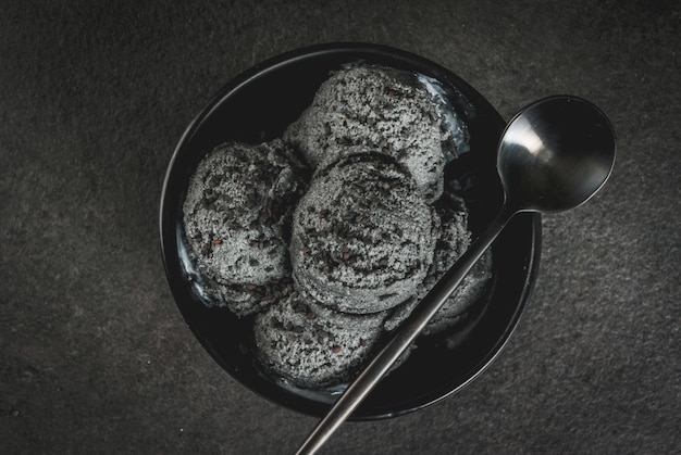 Trendy eten. Zwart ijs met zwarte sesam, in een zwarte kom