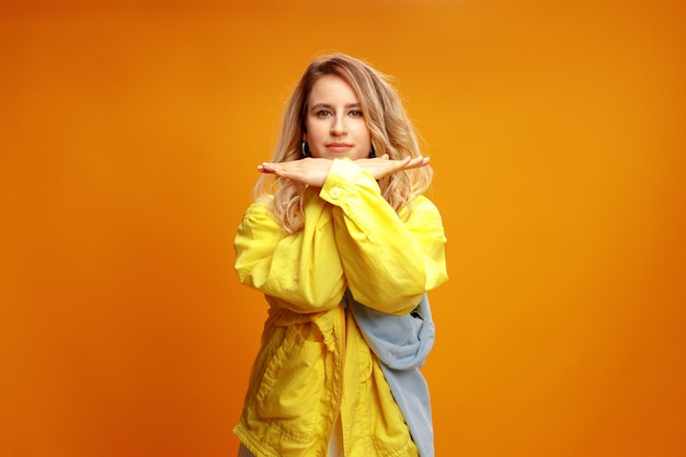 Фото Модная модная танцовщица позирует на желтом фоне