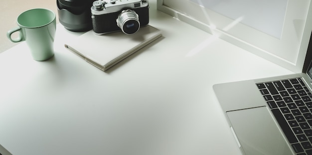 Foto trendy fotograaf werkplek met tablet en vintage camera