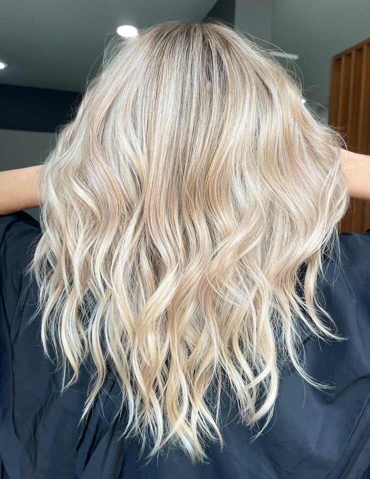 Trendy haarverf in air touch of shatush techniek Krullend kapsel