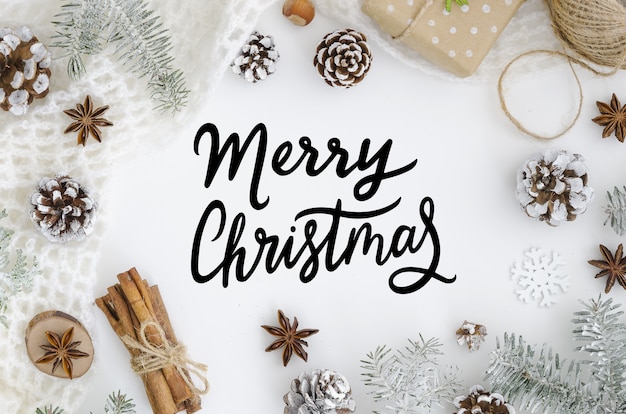 Trendy hand belettering wenskaart Merry Christmas op witte achtergrond