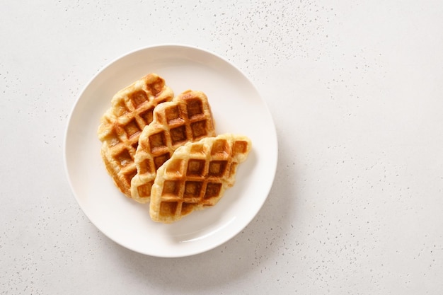 Trendy heerlijke croffels op wit bord Croissant als wafel