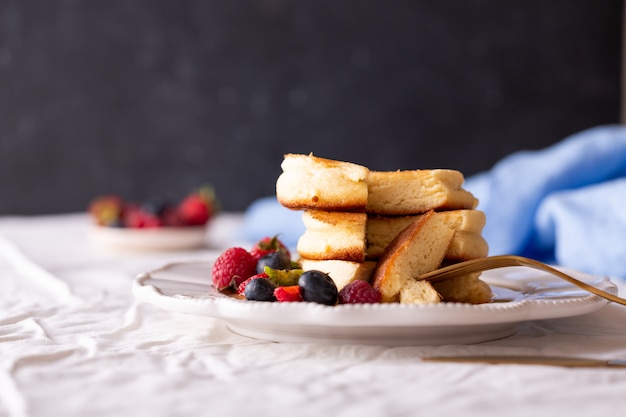 Photo trendy homemade japanese pancakes for breakfast with berries