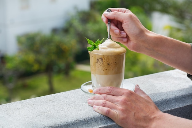 トレンディなアイス泡の超ふわふわダルゴナインスタントコーヒードリンク