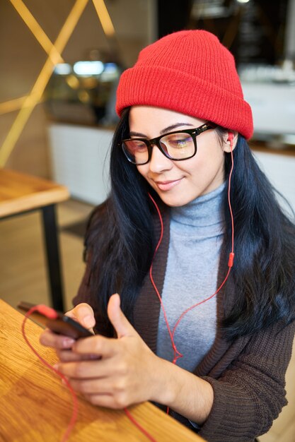 Trendy jonge vrouw met behulp van Smartphone